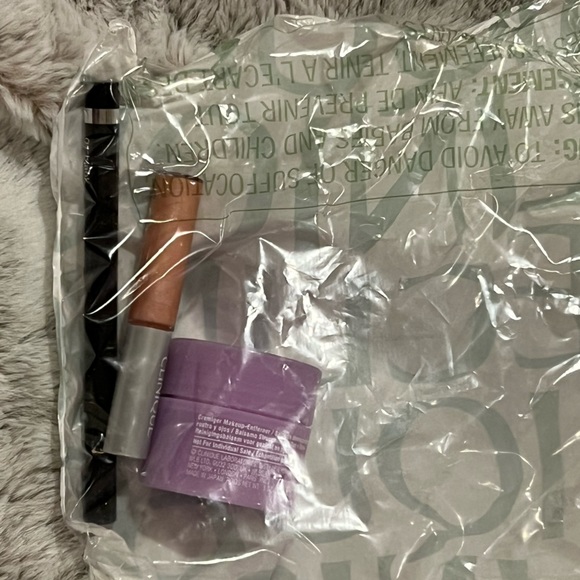 New Clinique Gift Set take the day off cleanser liquid eyeliner lip gloss - Picture 3 of 5